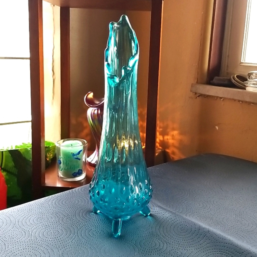 Beautiful L E Smith 3 Footed Bud Vase